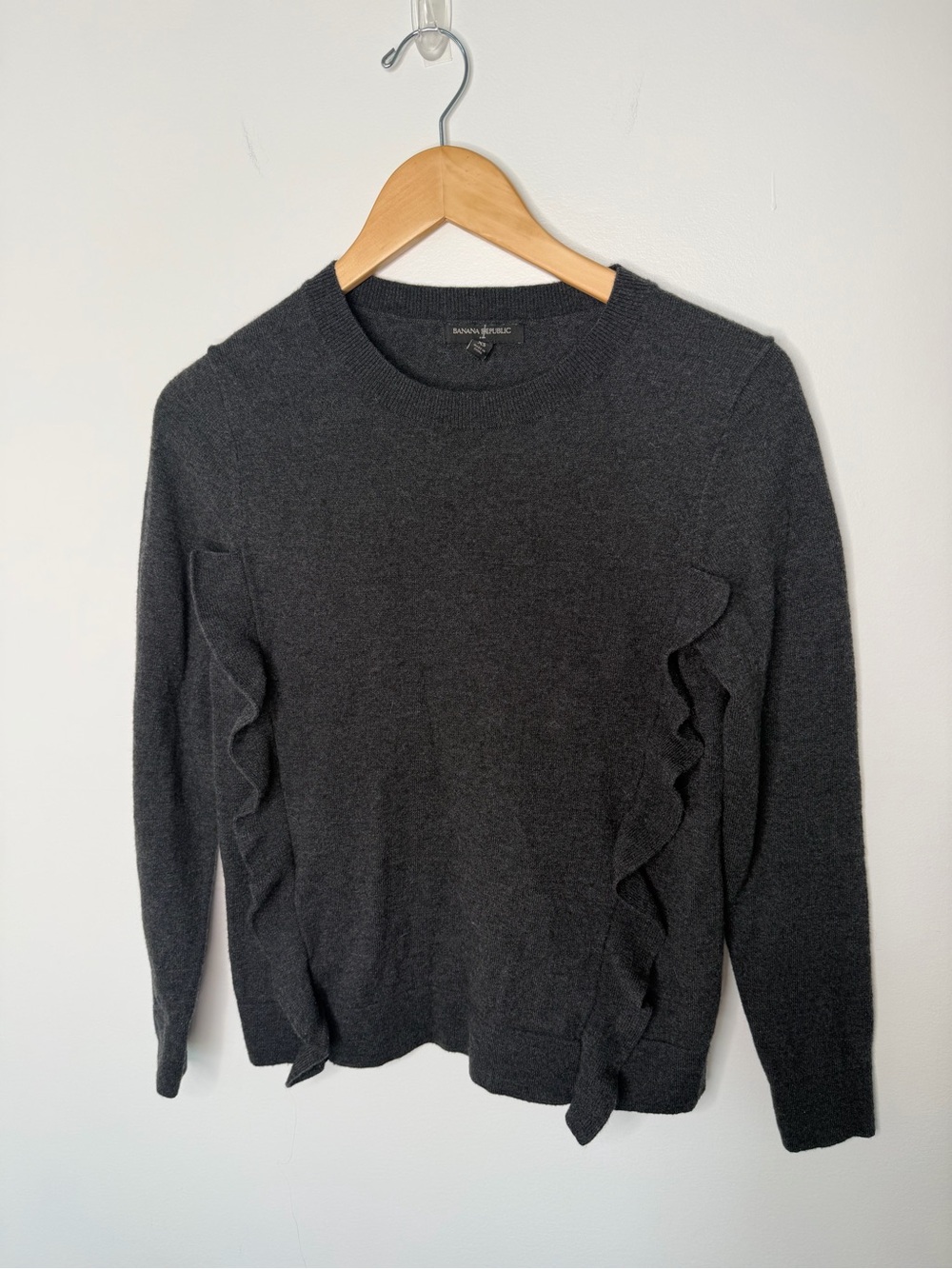 Banana Republic Wool Women’s Dark Grey Ruffle Crewneck Sweater.. XS Classic 
r